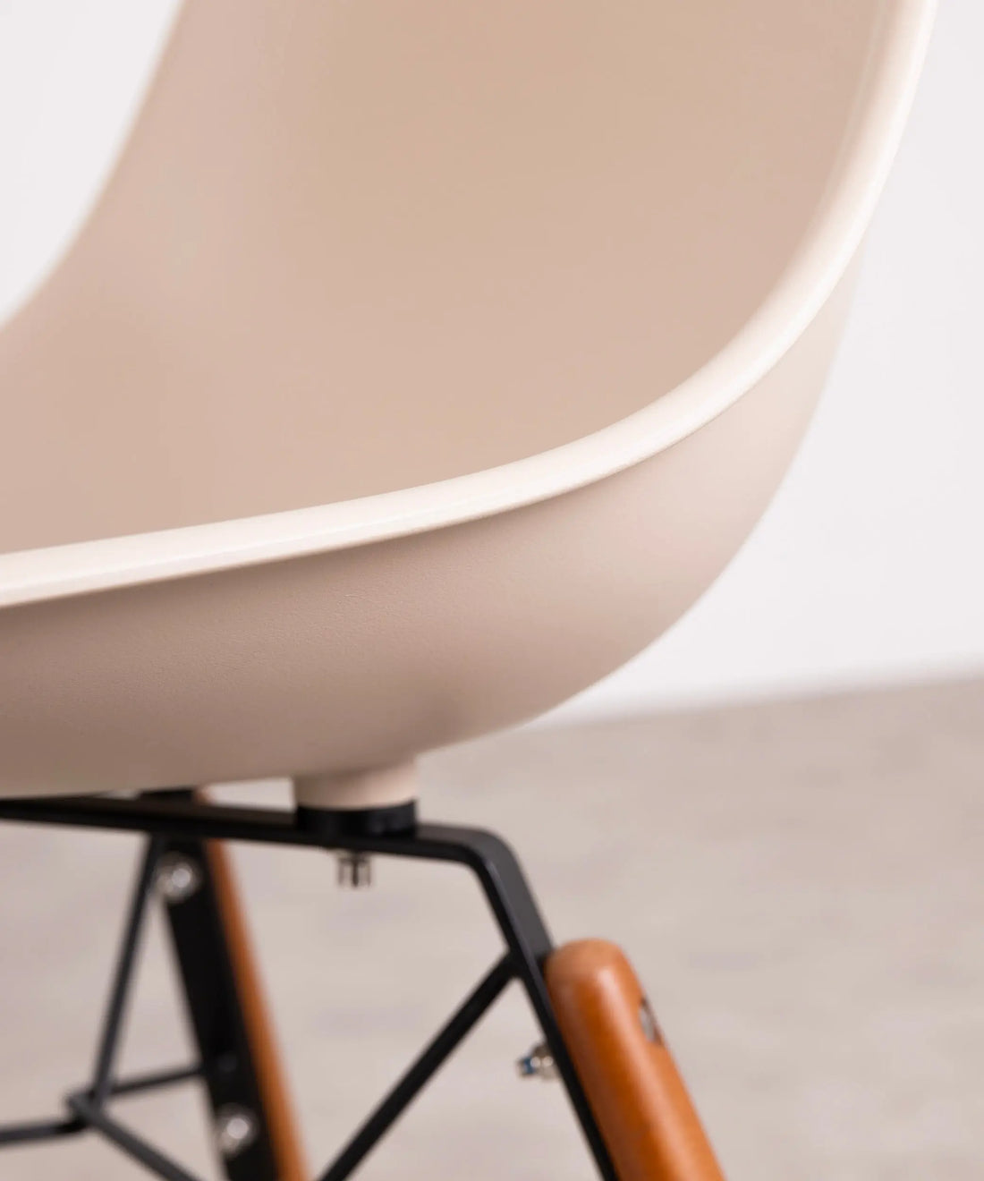 Silla de Polipropileno y Madera Elon
